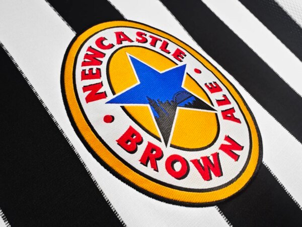1999-2000 Newcastle United Home Retro Jersey - Image 2